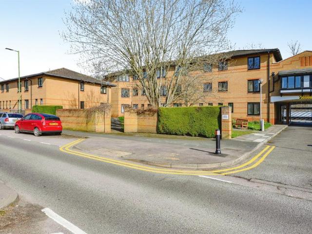 Flat for sale in Batchworth, Hertfordshire