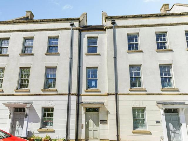 Flat for sale in Upton