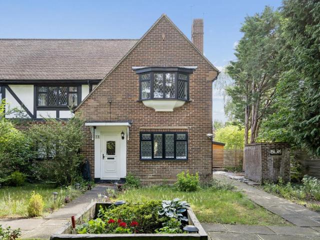 Flat for sale in Pinner, Greater London