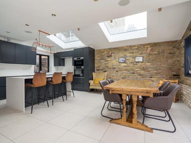 Flat for sale in Maida Hill, Greater London