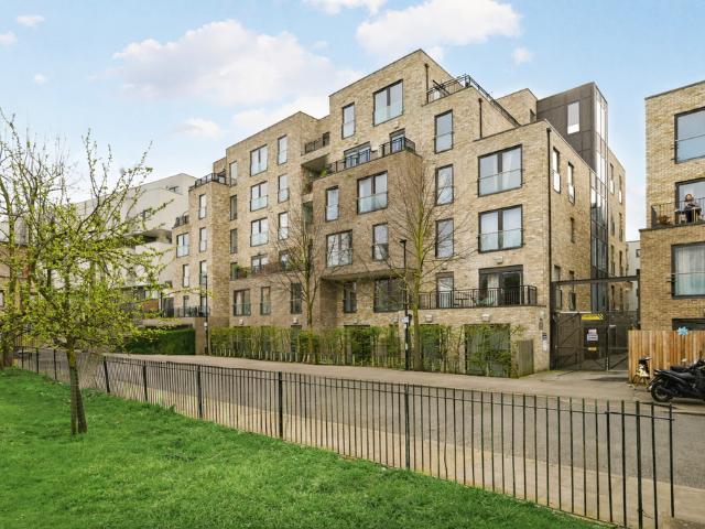 Flat for sale in Bromley-by-Bow, Poplar Grove