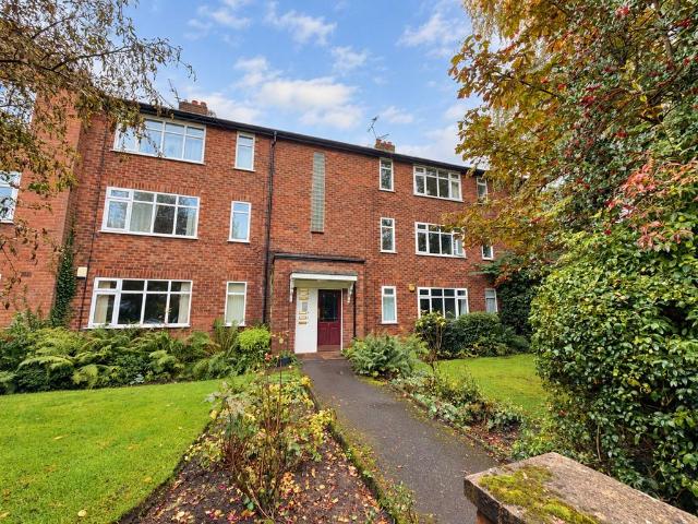 Flat for sale in Sale, Trafford