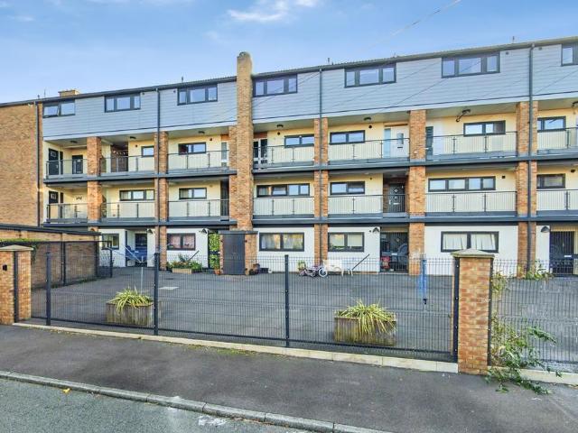 Flat for sale in Longshoot, Wigan