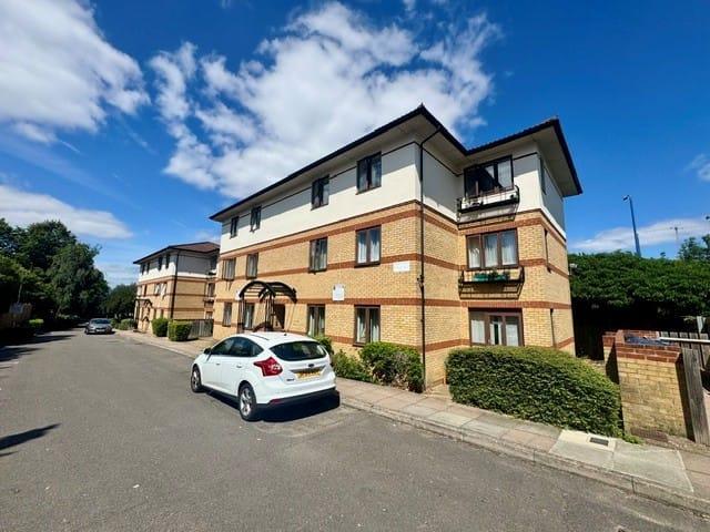 Flat for sale in London Borough of Ealing, Greater London