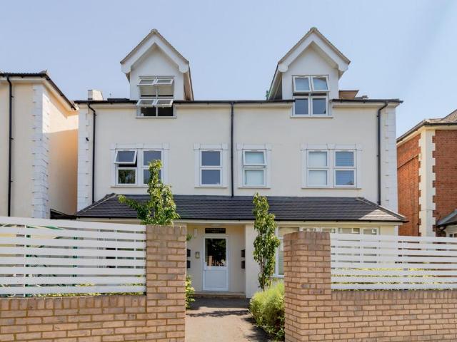 Flat for sale in London Borough of Merton, South Wimbledon