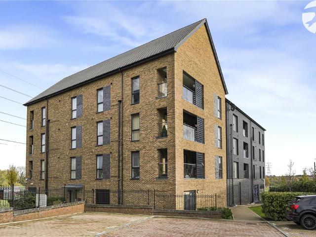 Flat for sale in Monks Orchard, Kent