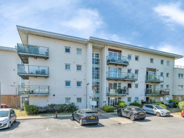 Flat for sale in Alton Barnes, Essex