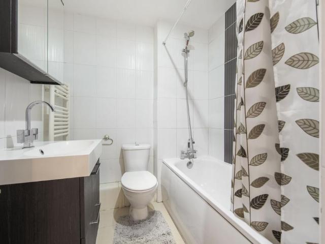 Flat for sale in Stratford Marsh, Greater London