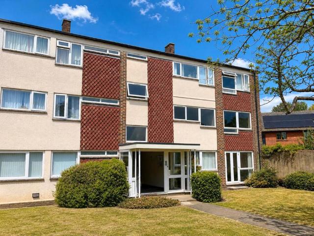 Flat for sale in Northampton, Northamptonshire