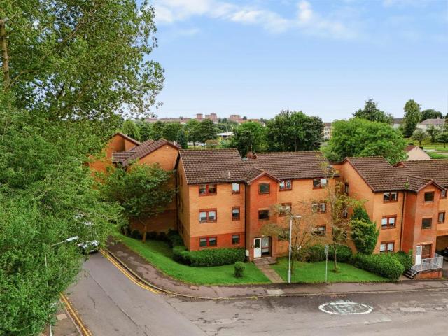 Flat for sale in Duntocher, Scotland