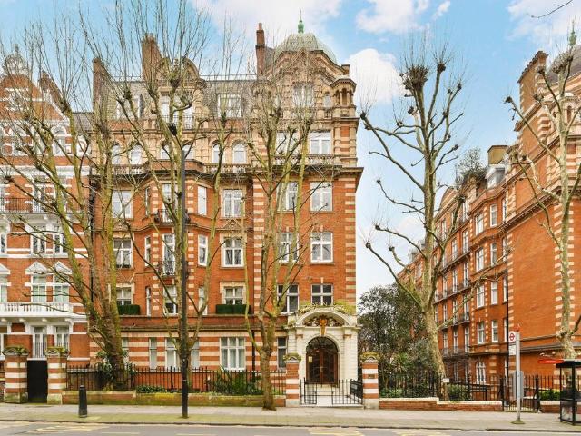 Flat for sale in St. John's Wood, Greater London