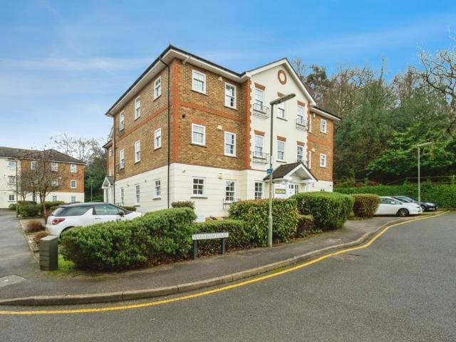 Flat for sale in Old Dean, Heol-las