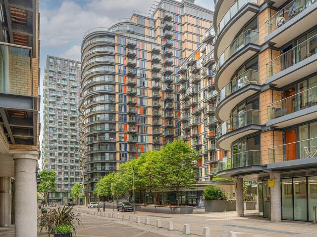 Flat for sale in Isle Of Dogs, Greater London