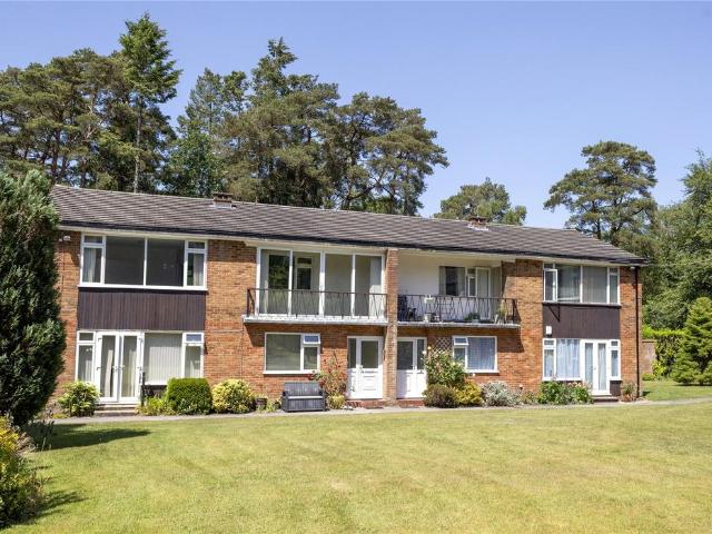 Flat for sale in Fole, Surrey