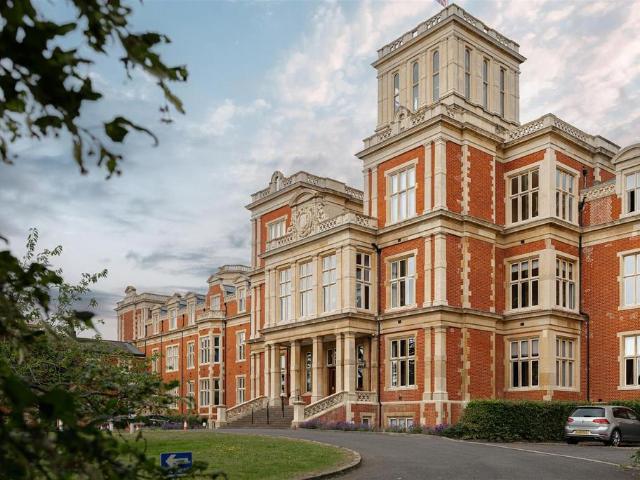 Flat for sale in Whitebushes, Red Hill