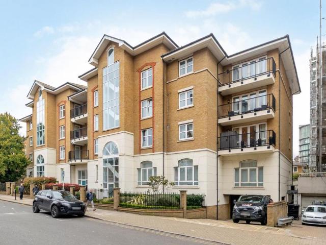 Flat for sale in Putney, Greater London