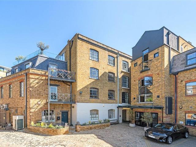 Flat for sale in Battersea, Greater London