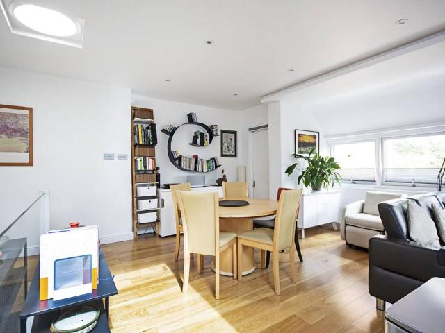 Flat for sale in Golders Green, Greater London