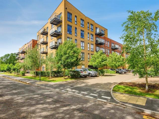 Flat for sale in Pouchen End, Hertfordshire