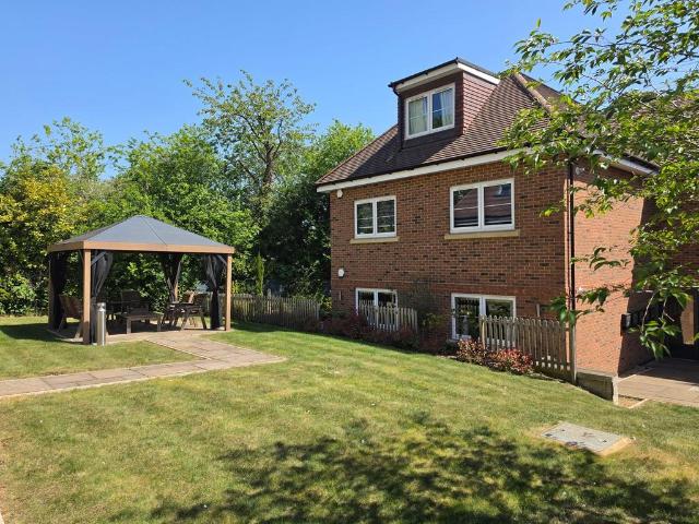 Flat for sale in Oaklands, Fretherne