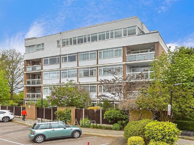 Flat for sale in Chigwell Row, Epping Forest