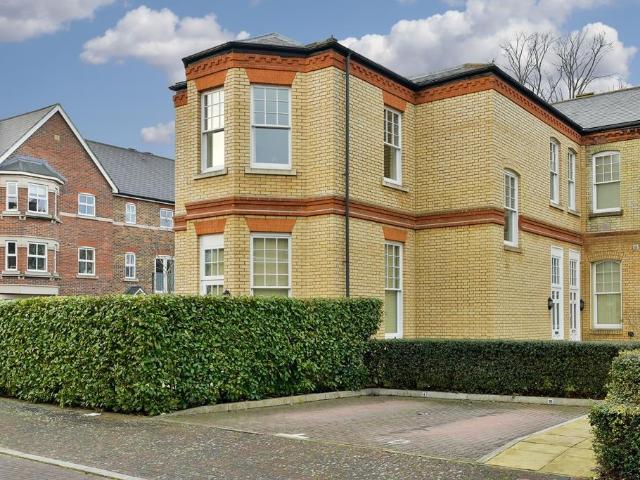 Flat for sale in Manor Park, Epsom