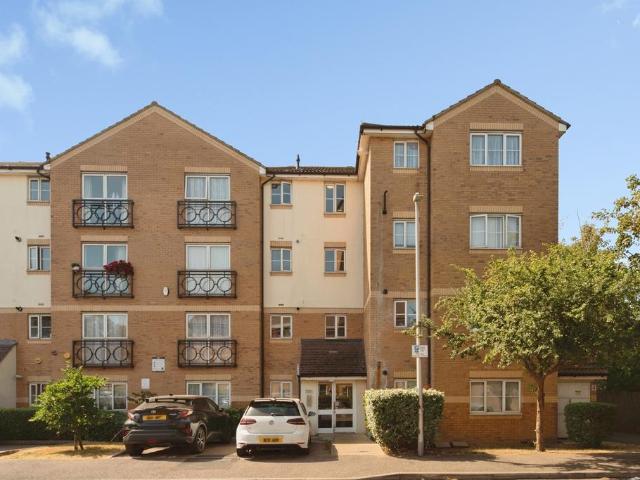 Flat for sale in Seven Kings, Greater London