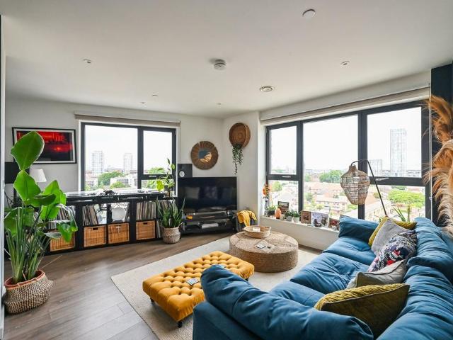 Flat for sale in Bromley-by-Bow, Bow