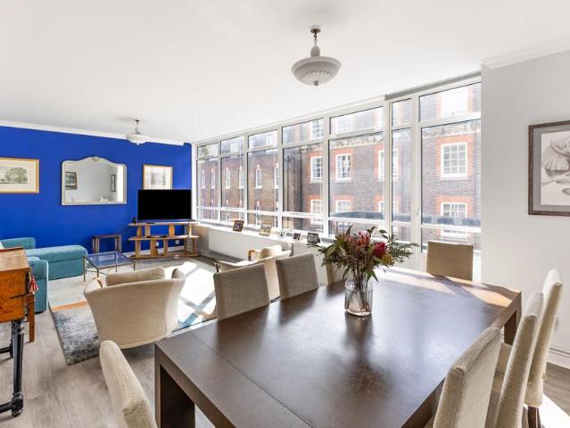 Flat for sale in Victoria, Greater London