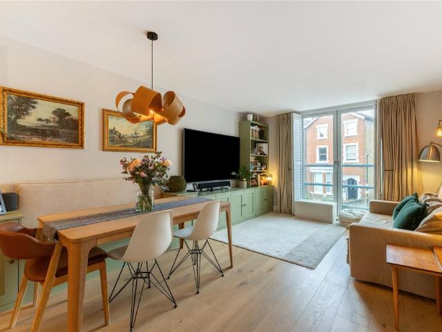 Flat for sale in London Borough of Merton, Raynes Park