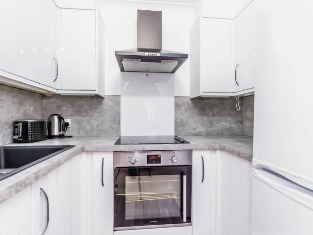 Flat for sale in Hillview, Surrey