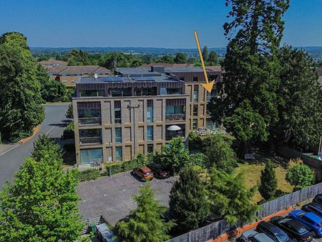 Flat for sale in Perryfields, West Sussex