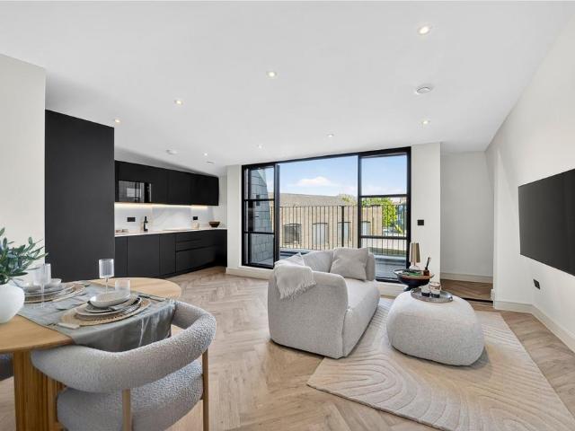 Flat for sale in Chalk Farm, Greater London