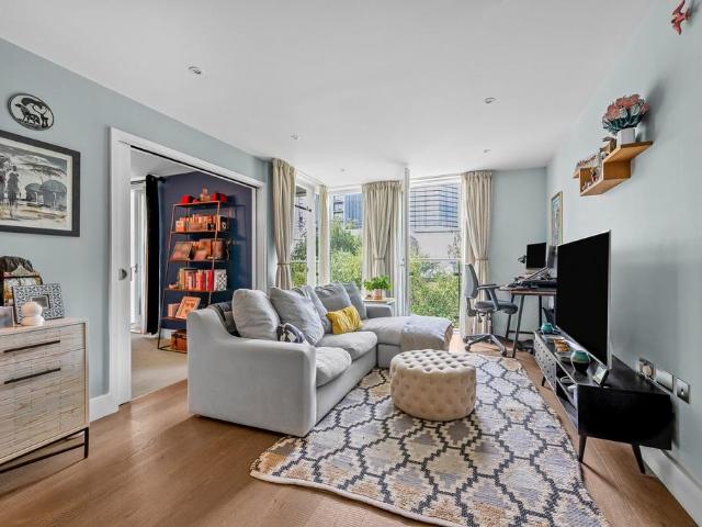 Flat for sale in Hoxton, Greater London