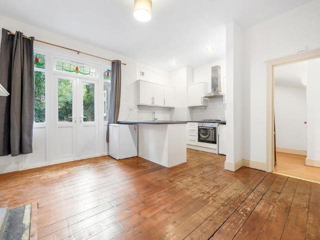 Flat for sale in London Borough of Lambeth, Greater London