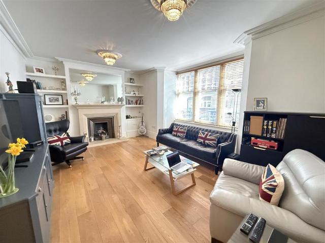 Flat for sale in Belsize Park, Greater London