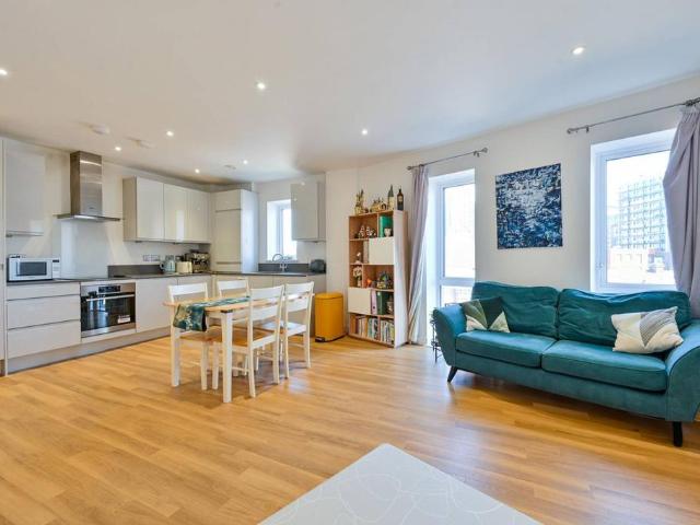 Flat for sale in London Borough of Ealing, Park Royal