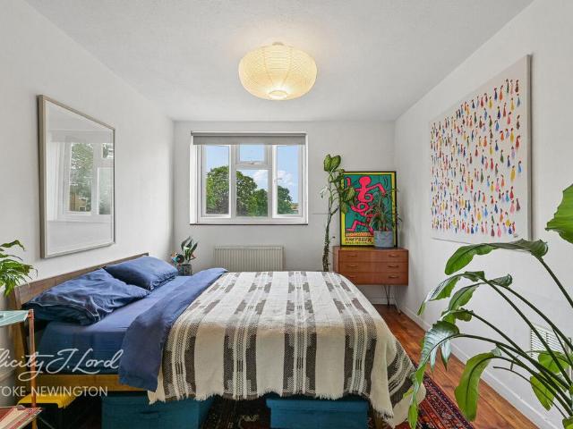 Flat for sale in Stoke Newington, Greater London
