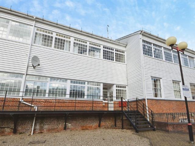 Flat for sale in Bocking, Chipping Hill