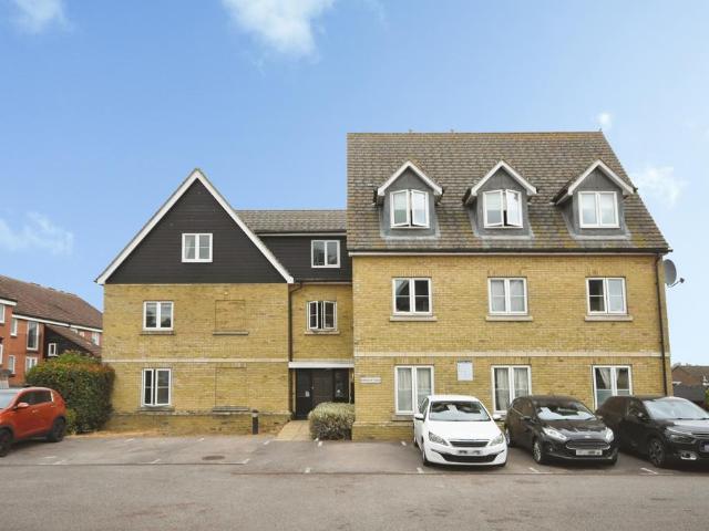 Flat for sale in Chipping Hill, Essex