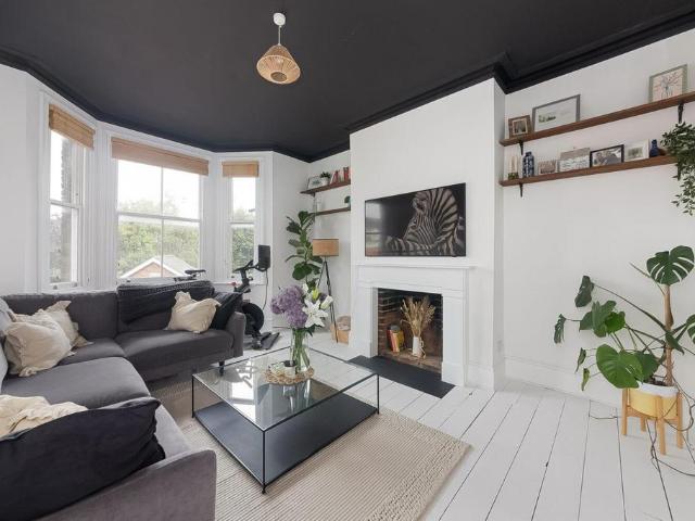 Flat for sale in Tulse Hill, Greater London
