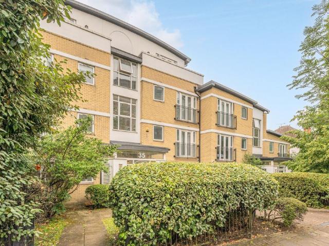 Flat for sale in Clapham, Greater London