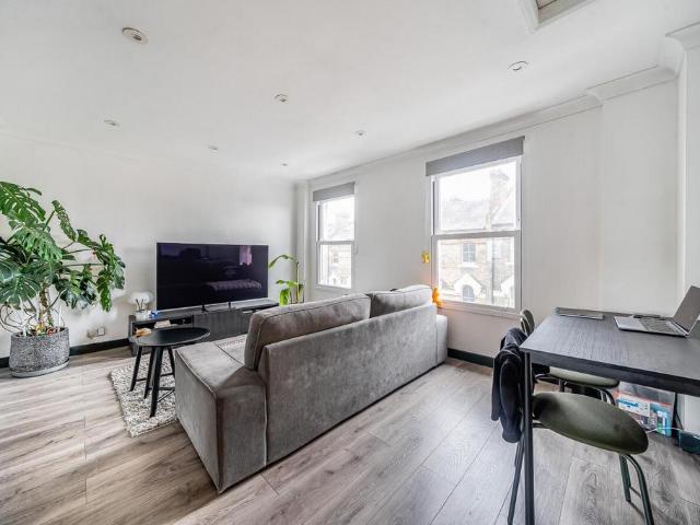 Flat for sale in London Borough of Lewisham, Cat Hill