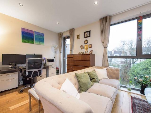 Flat for sale in West Hampstead, Greater London