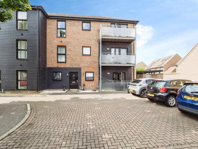 Flat for sale in Elm Park, Greater London