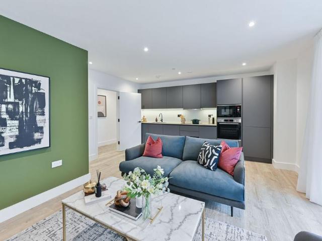 Flat for sale in London Borough of Croydon, Greater London