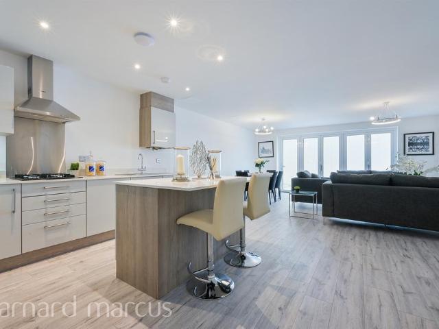 Flat for sale in London Borough of Merton, Merton Park