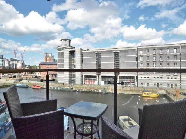 Flat for sale in Steander, Leeds