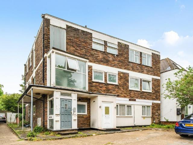 Flat for sale in Little Stanmore, Greater London