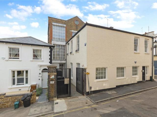 Flat for sale in North Sheen, Greater London